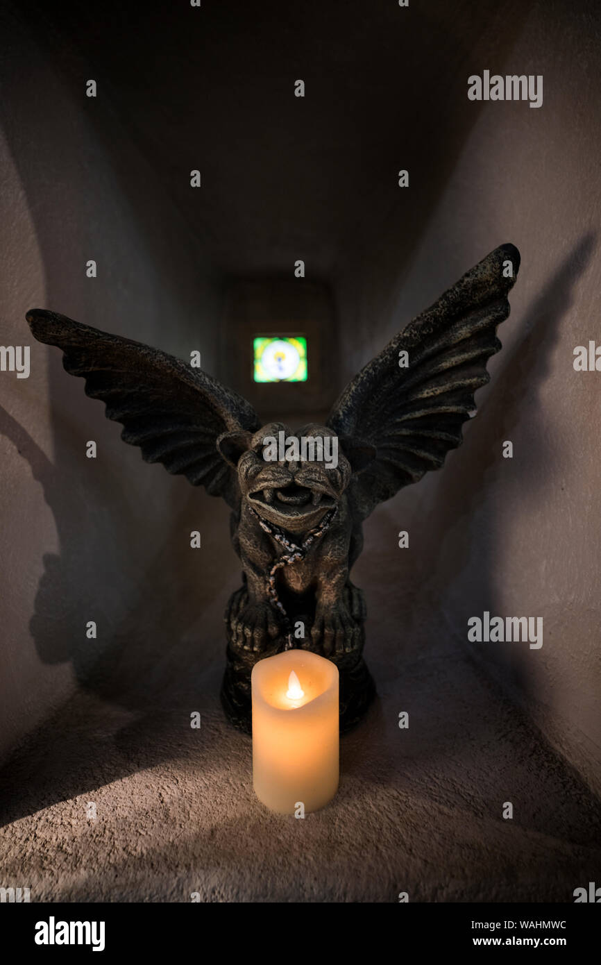Gargoyle Figur mit Kerzenlicht in einer dicken Burgmauer, Levan Castle, Schottland, Großbritannien, Europa Stockfoto Gargoyle Figur mit Kerzenlicht in einer dicken Burgmauer, Levan Castle, Schottland, Großbritannien, Europa Stockfoto