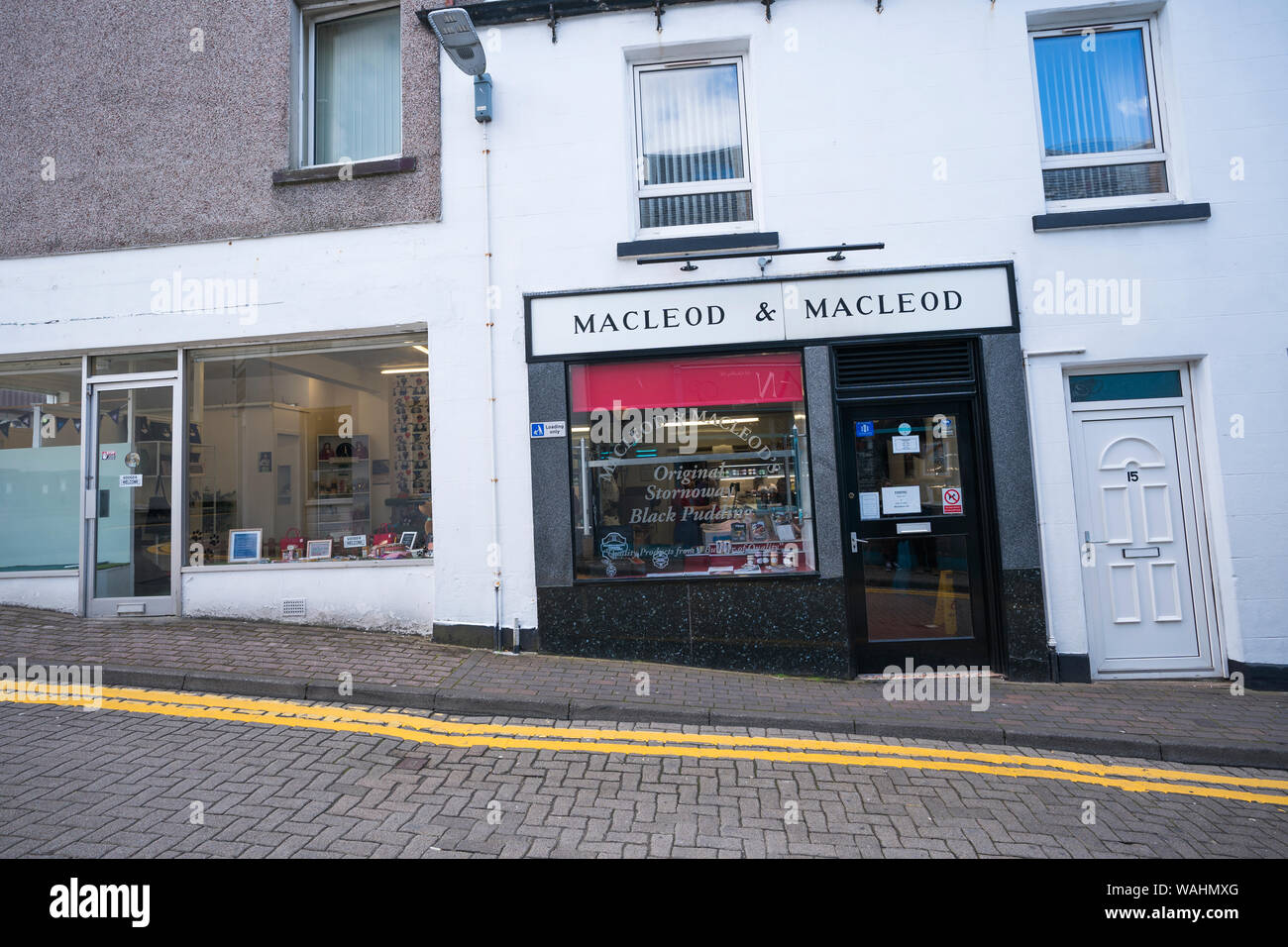 Äußere der Macleod & Macleod Metzger, wo der Insel taxierten Blutwurst oder Blutwurst, verkauft wird, Stornoway auf der Insel Lewis, Schottland, Großbritannien, Stockfoto