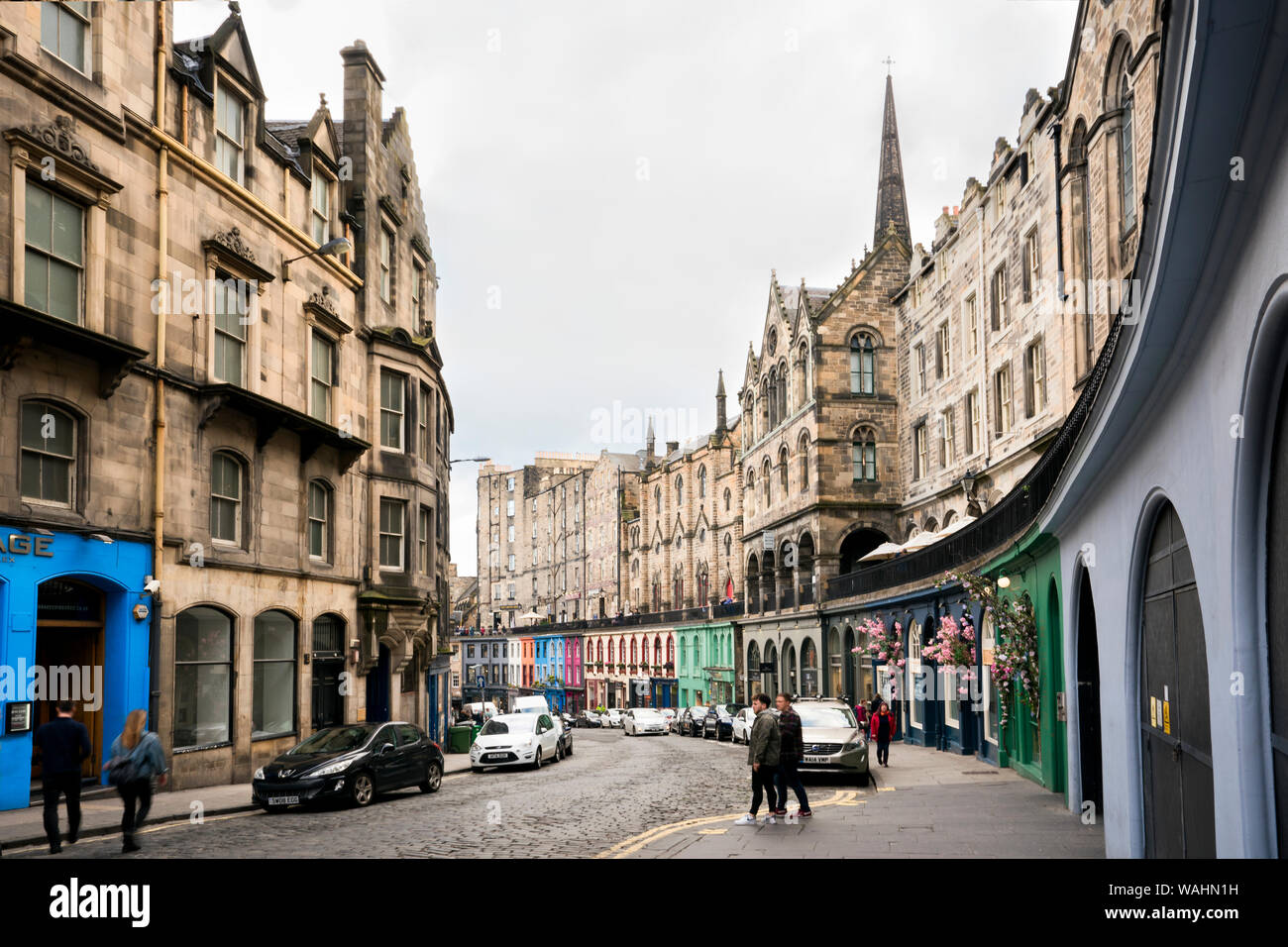 Gebogene Double Decker Victoria Straße voller Geschäfte, Bars und Restaurants ist ein beliebter Besuchermagnet in der Alten Stadt, Edinburgh, Schottland, Großbritannien Stockfoto