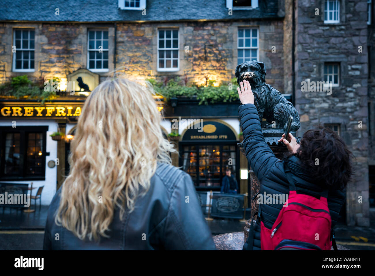 Touristen Reiben der Nase des Bobby Friar hund Skulptur für gutes Glück, Altstadt, Edinburgh, Schottland, Großbritannien Stockfoto