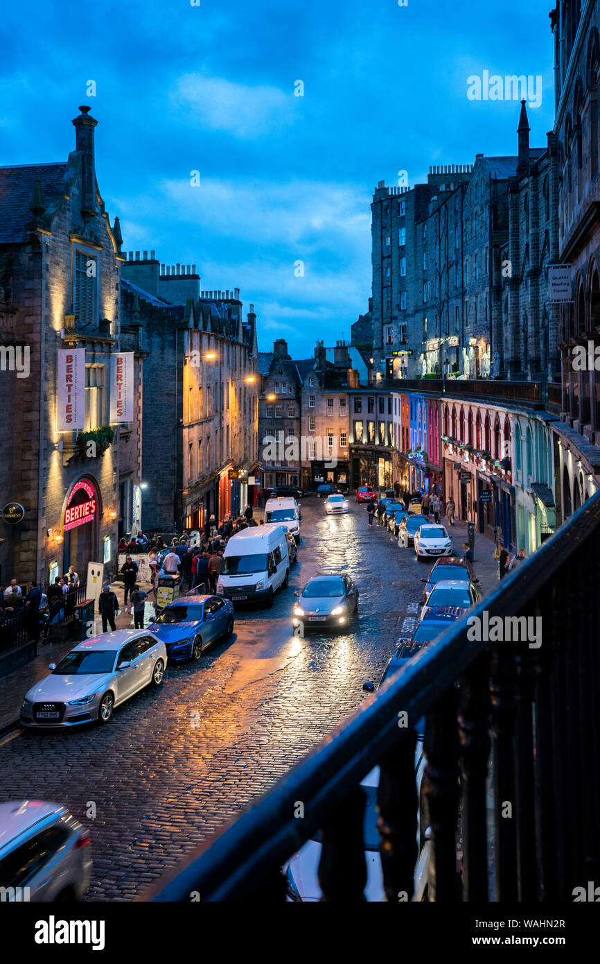 Gebogene Double Decker Victoria Straße voller Geschäfte, Bars und Restaurants in der Nacht, einem beliebten touristischen Magneten in Altstadt, Edinburgh, Schottland, Großbritannien Stockfoto
