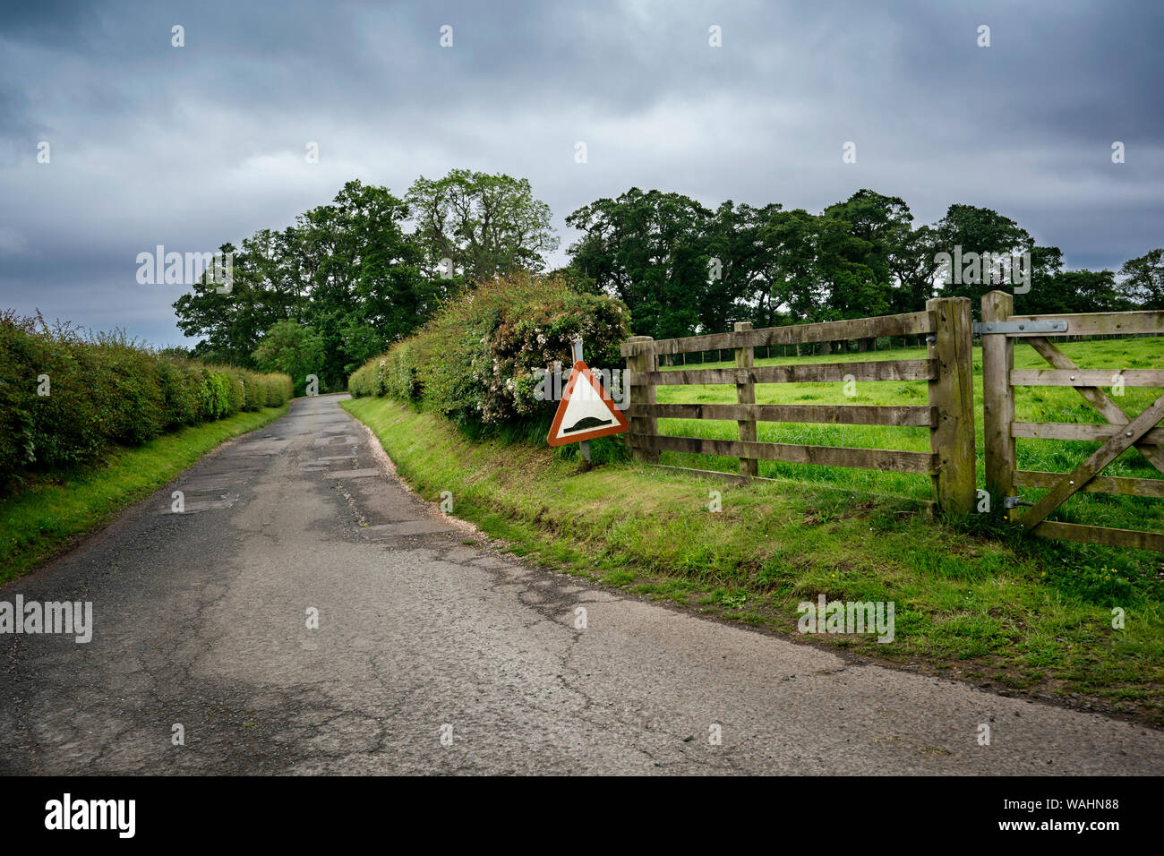 Unscheinbare Eingang Caervalerock Schloss im südlichen Schottland ist ein schmaler unmarkierte Straße vorbei an einer Weide mit einem Schild Warnung vor Stößen Stockfoto