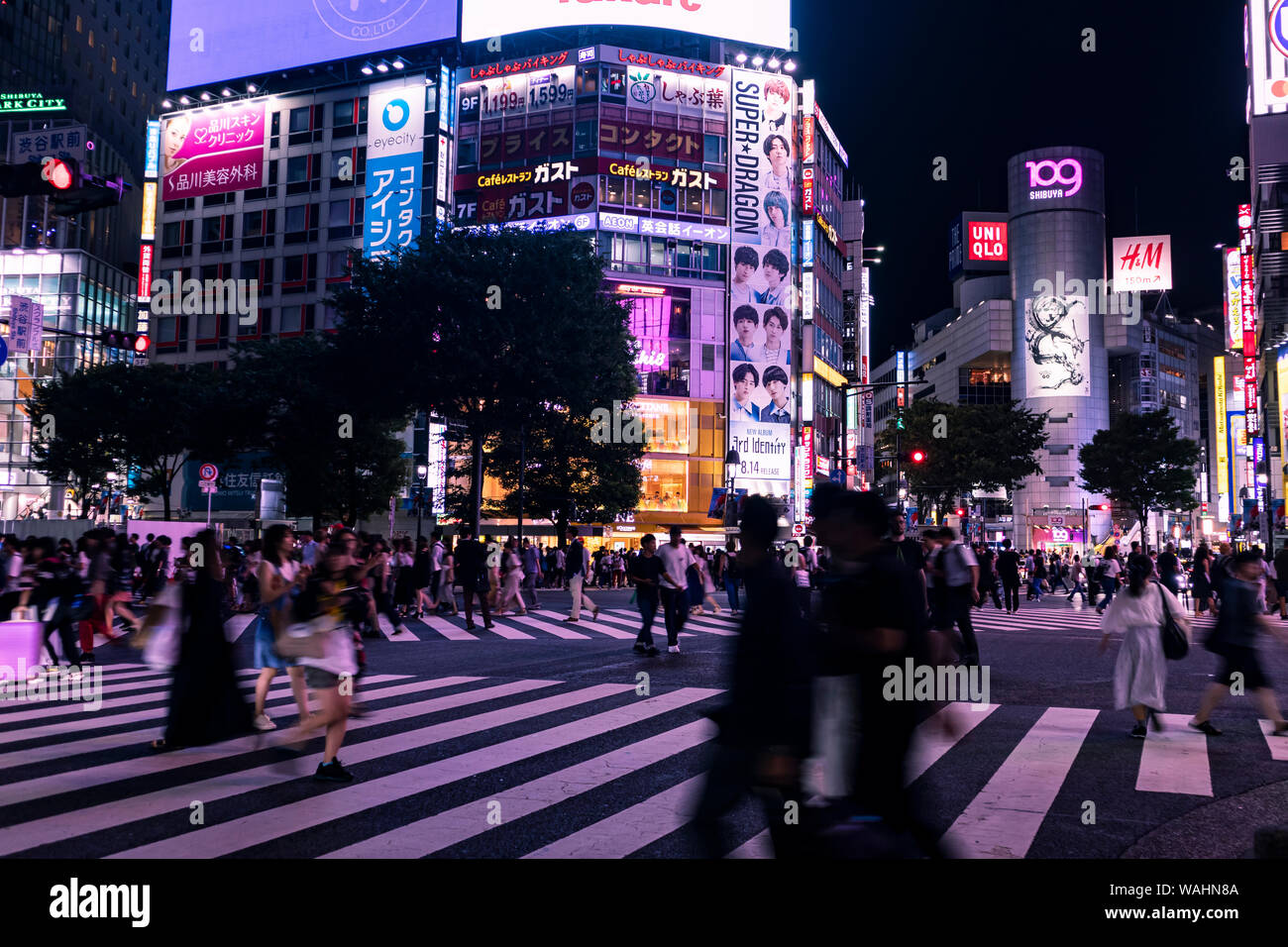 TOKYO, Japan - 20. August 2019: Shibuya jagt Überfahrt in der Nacht. Bewegungsunschärfe. Selektive konzentrieren. Stockfoto