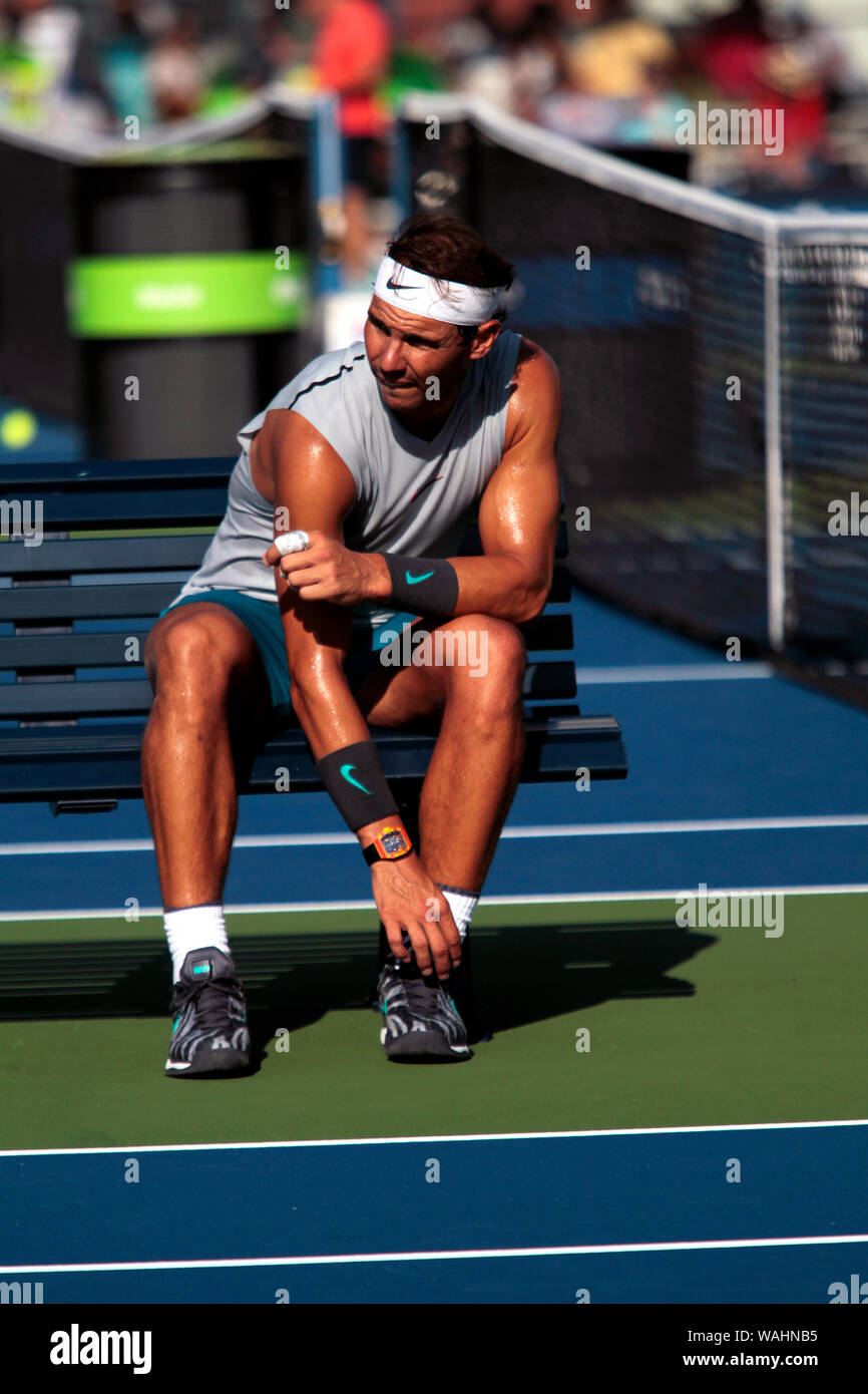 20. August 2019, Flushing Meadows, New York - Rafael Nadal aus Spanien nimmt eine Pause während einer Übung an der National Tennis Center in Flushing Meadows, New York in Vorbereitung auf die US Open, die am kommenden Montag beginnt. Stockfoto