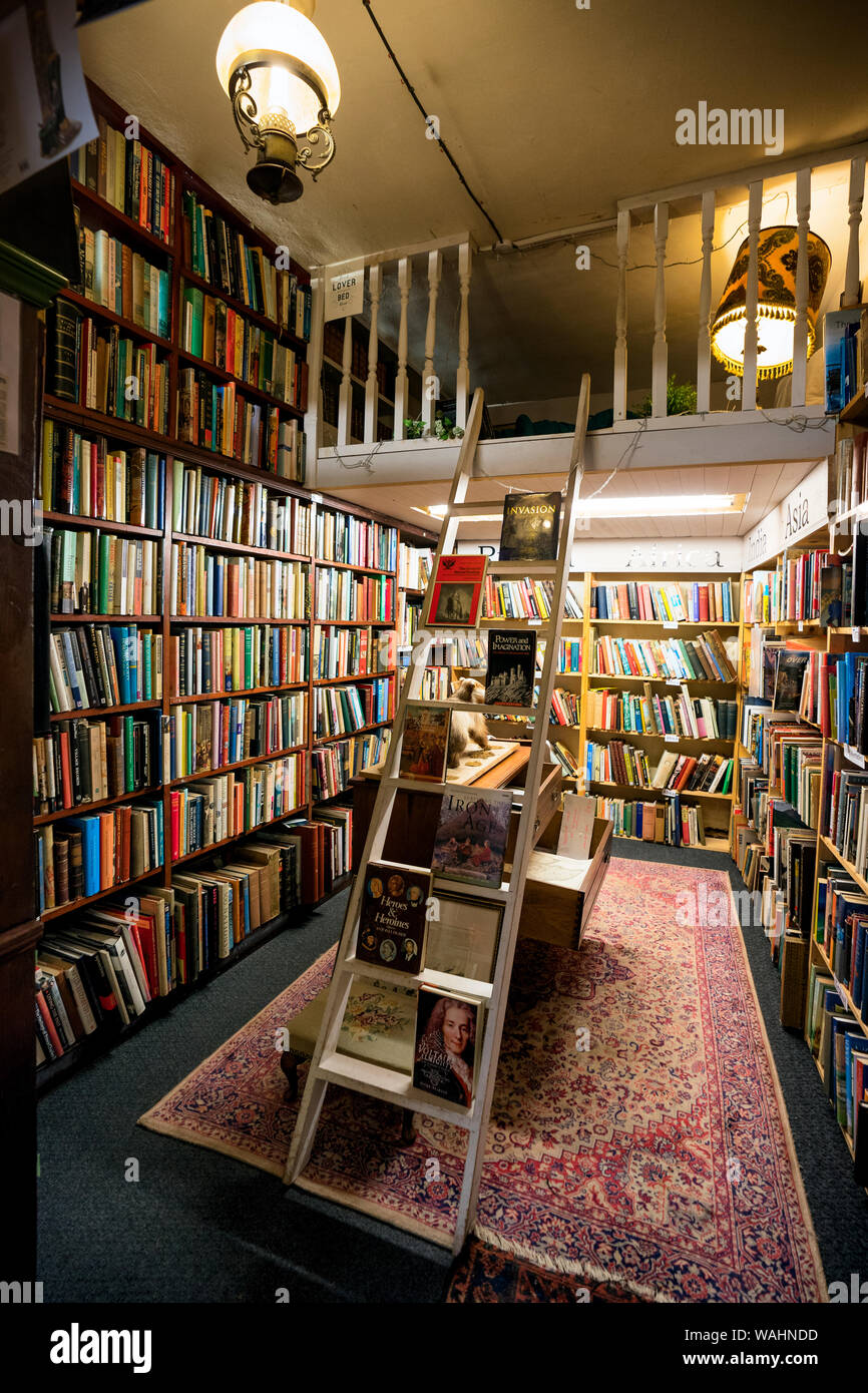 Zweiter Hand gebrauchte Bücher und antiken Teppichen in der Buchhandlung in den National Book Stadt Wigtown, Dumfries and Galloway, Schottland Stockfoto