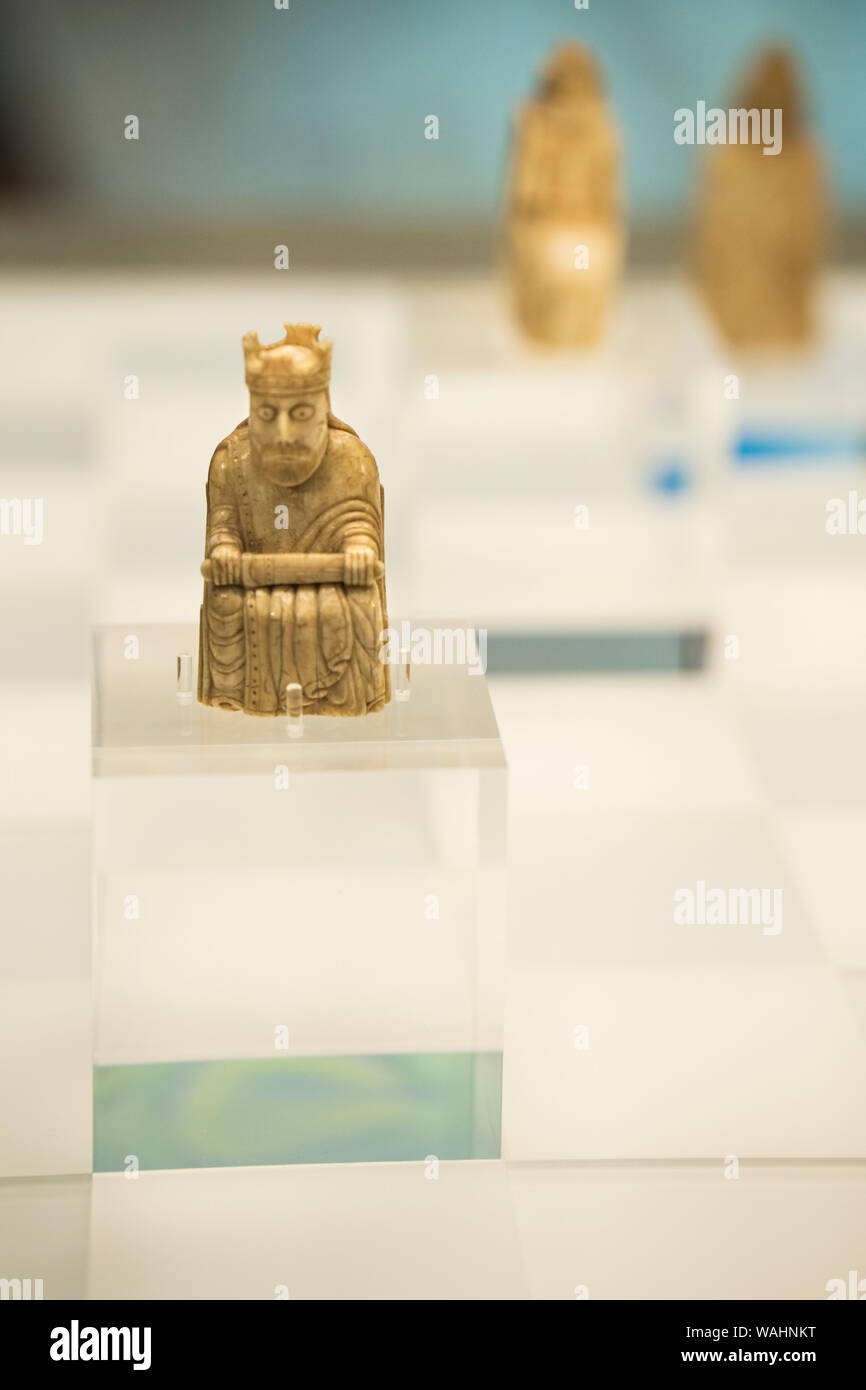 König Schachfigur. Diese authentische Schachfiguren aus Walross-elfenbein, dass von einem Schiffswrack auf dem Meer trieb geschnitzt wurden im Jahr 1831 die Hälfte entdeckt - in Th begraben Stockfoto