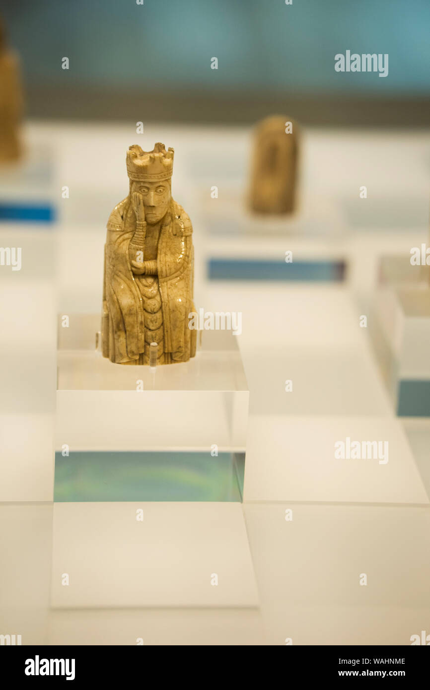 Queen Schachfigur. Diese authentische Schachfiguren aus Walross-elfenbein, dass von einem Schiffswrack auf dem Meer trieb geschnitzt wurden im Jahr 1831 die Hälfte entdeckt - in t begraben Stockfoto