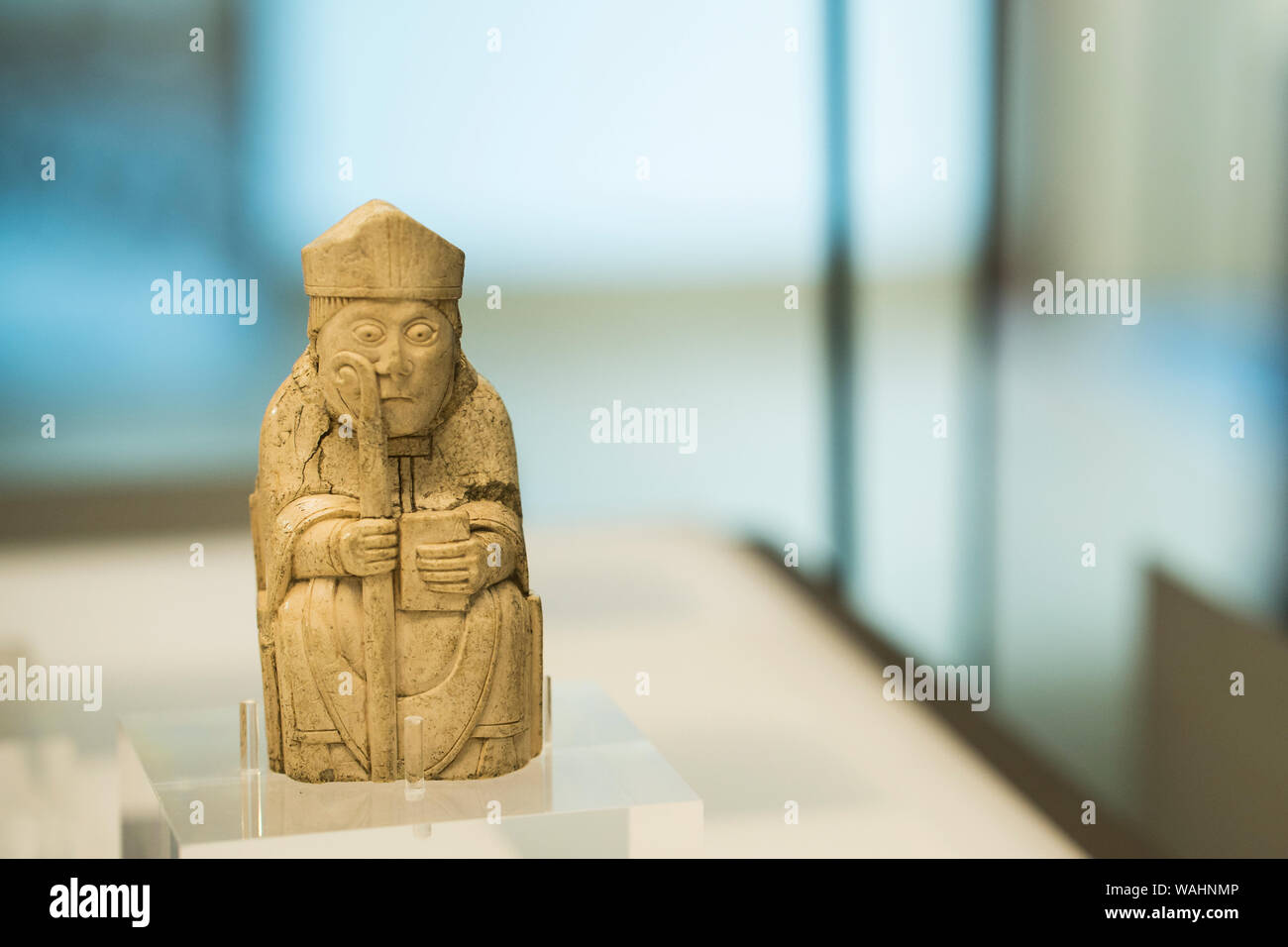 Schachfigur aus einer authentischen Schachspiel aus Walross-elfenbein, dass von einem Schiffswrack auf dem Meer trieb geschnitzt wurden im Jahr 1831 die Hälfte entdeckt - im Sand begraben Stockfoto