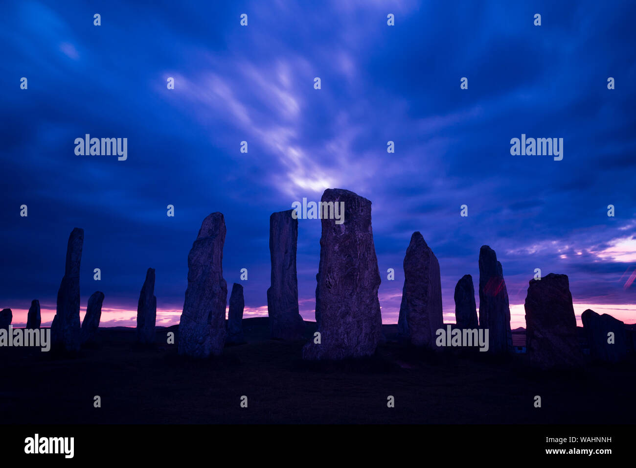 Silhouette der alten Callanish Standing Stones, gegen eine dramatische bewölkter Himmel bei Sonnenuntergang, Calanais, Äußere Hebriden, Isle of Lewis, Schottland, Großbritannien. Stockfoto