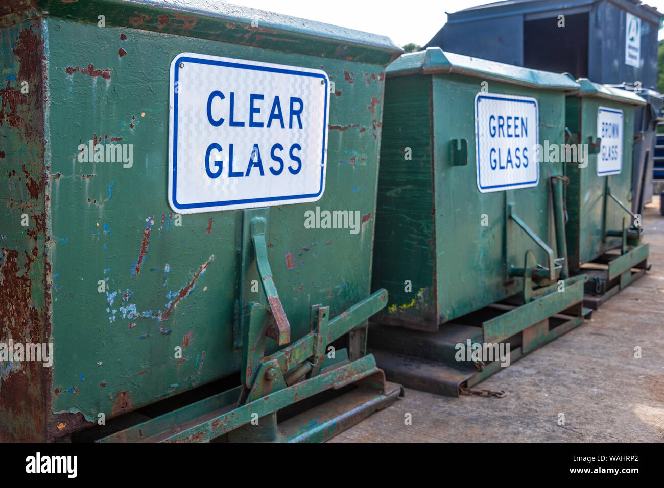 Glas Recycling bins am Snellville Recycling Center in der Nähe von Atlanta, Georgia. (USA) Stockfoto