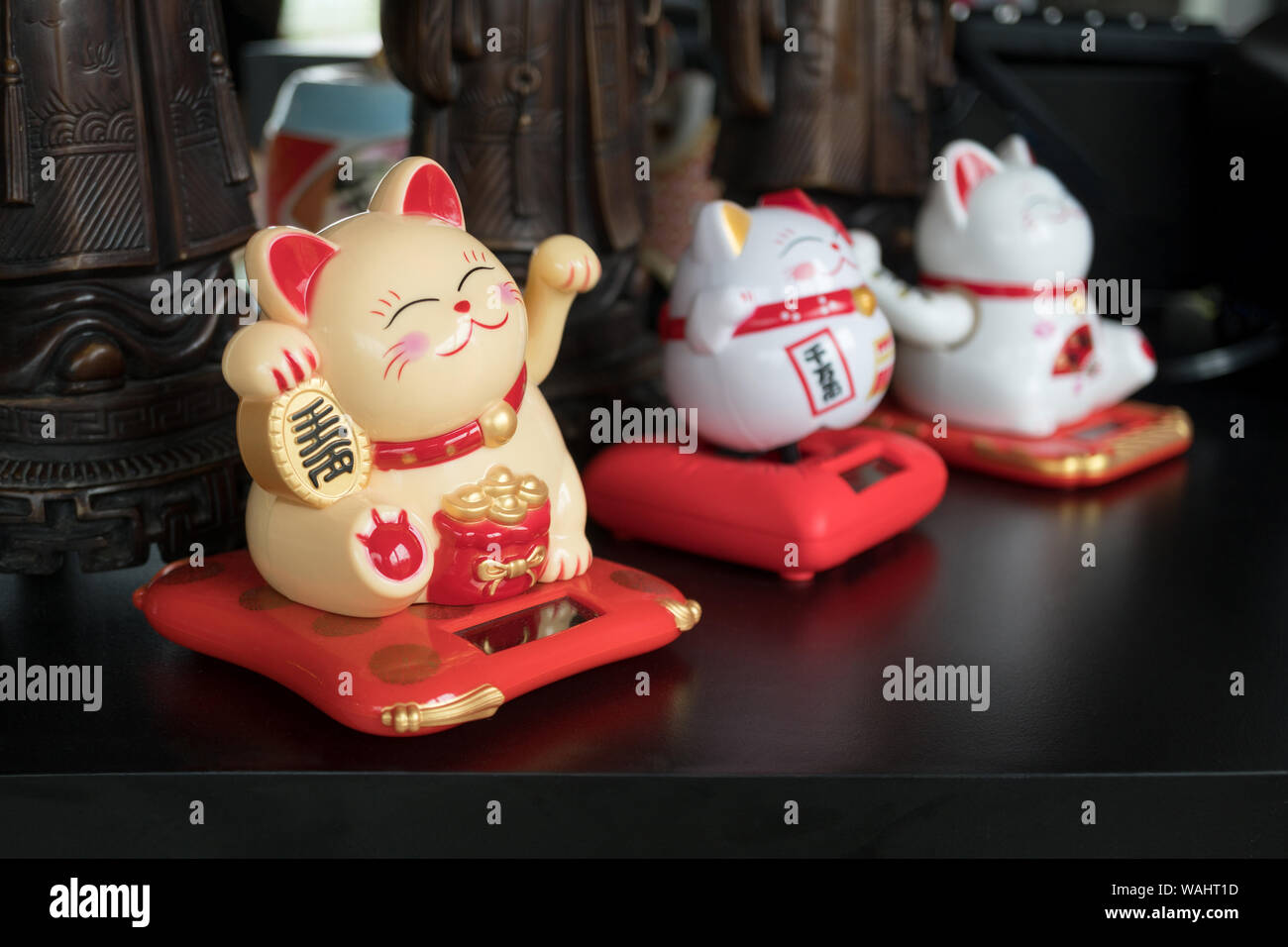 Maneki Neko japanische Glückskatze zahlen Stockfoto