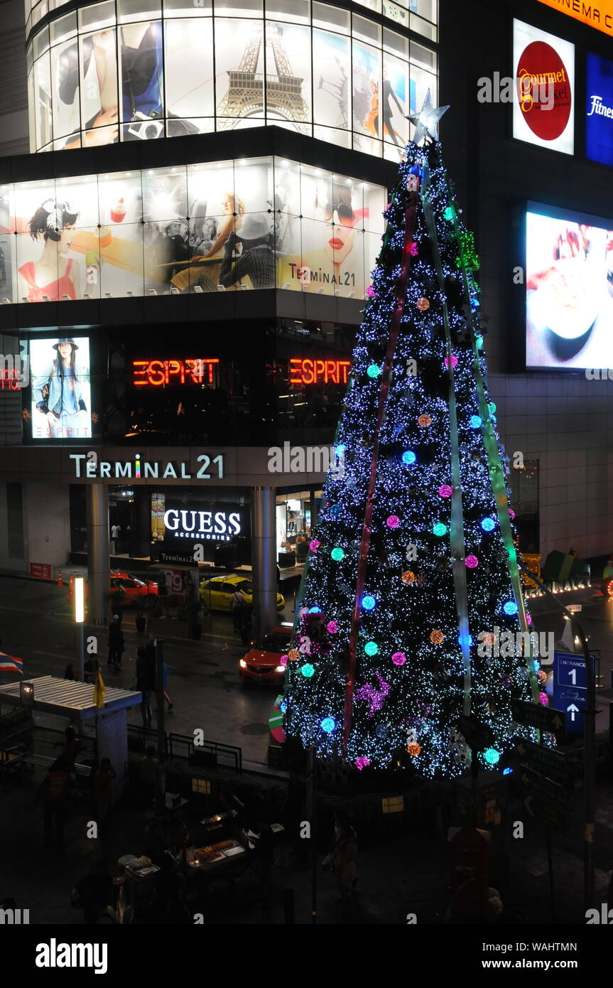 Weihnachtsbaum & Dekoration außerhalb von Terminal 21 Shopping Mall, Sukhumvit Road, Bangkok, Thailand. Credit: Kraig Lieb Stockfoto