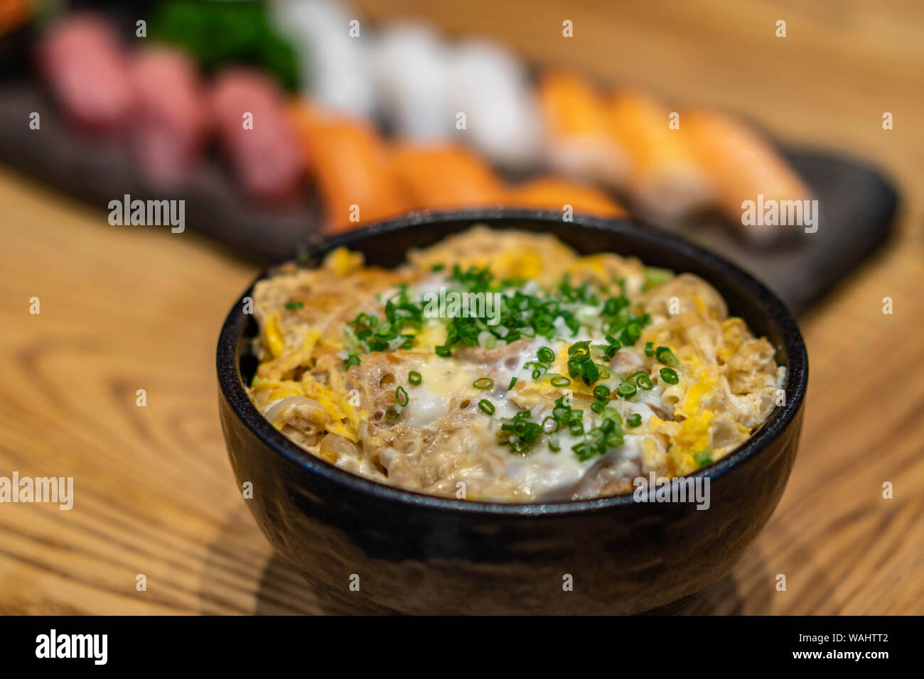 Japanischer Reis mit Huhn und Ei (Donburi oder OYAKODON) Stockfoto