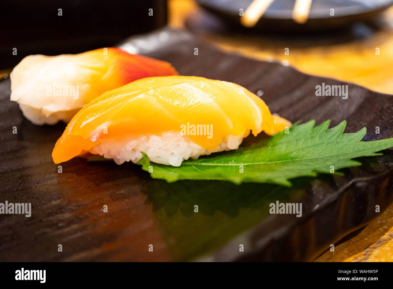 Frischer Lachs und Surf ruhig Sushi, japanische Speisen. Stockfoto