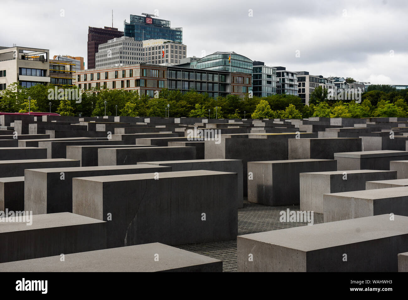 Ein Blick auf die betonplatten oder Der telae "Teil des Denkmals für die ermordeten Juden Europas "Holocaust Mahnmal" südlich des Brandenburger Tors. Holocaust Mahnmal wurde von amerikanischen Architekten Peter Eisenman entworfen, auf einer Fläche von 19.000 Quadratmetern von 2711 Betonplatten abgedeckt oder telae'. Stockfoto