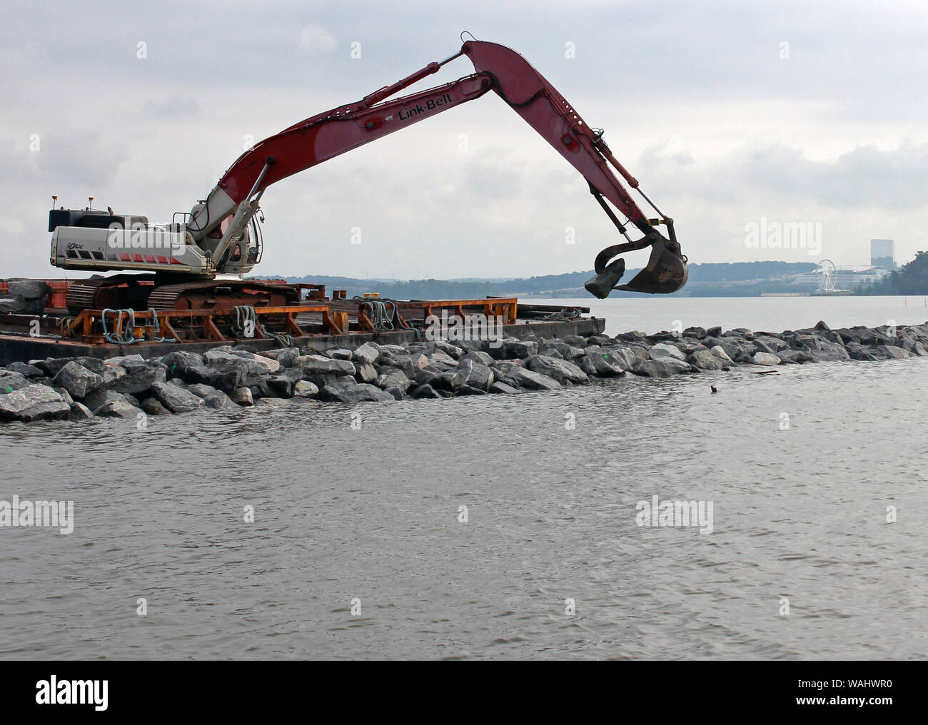 Wellenbrecher Bau bleibt als Teil der Deich Marsh Wiederherstellung und den Schutz Projekt in Fairfax County, Virginia, auf der anderen Seite des Potomac River aus der Nationalen Hafen, August 16, 2019. Dies ist ein National Park Service Projekt, das die AMERIKANISCHE Armee Korps von Ingenieuren entwickelt und stellt den Bau Aufsicht für durch einen Vertrag mit der Küsten Design und Construction Inc. Deich Marsh ist als nationaler Schatz, der umfangreiche Wert nicht nur für Pflanzen und Tiere, sondern auch für den Freizeit-, Bildungs- und kulturelle Zwecke angesehen. Es ist eines der am besten untersuchte Feuchtgebiete in Th Stockfoto