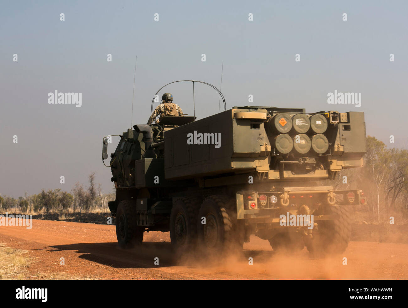 Us-Marines mit 3 Bataillon, 12 Marine Regiment, ein Teil der Marine die Drehkraft - Darwin (MRF-D), betreiben ein M142 Hohe Mobilität Rocket System (HIMARS) Lkw während der Übung Südlichen erreichen, an Bradshaw Feld Training Area, Australien, 15. August 2019. Südliche erreichen ist das erste Mal, HIMARS haben im robusten MRF-D Trainingsplan teilgenommen. (U.S. Marine Corps Foto von Lance Cpl. Brandon Salas) Stockfoto