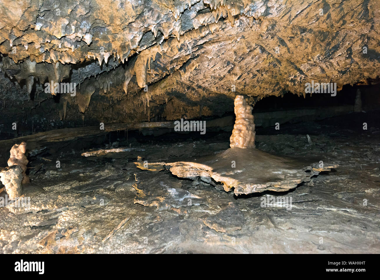 Alte Höhle mit Stalaktiten und Stalagmiten Stockfoto
