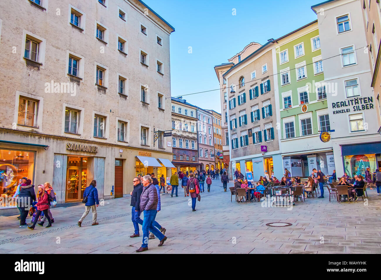 SALZBURG, Österreich - 27. FEBRUAR 2019: Die laute Platzl Platz mit Restaurants, kleine Bars und Modegeschäfte gedrängt, am 27. Februar in Salz Stockfoto