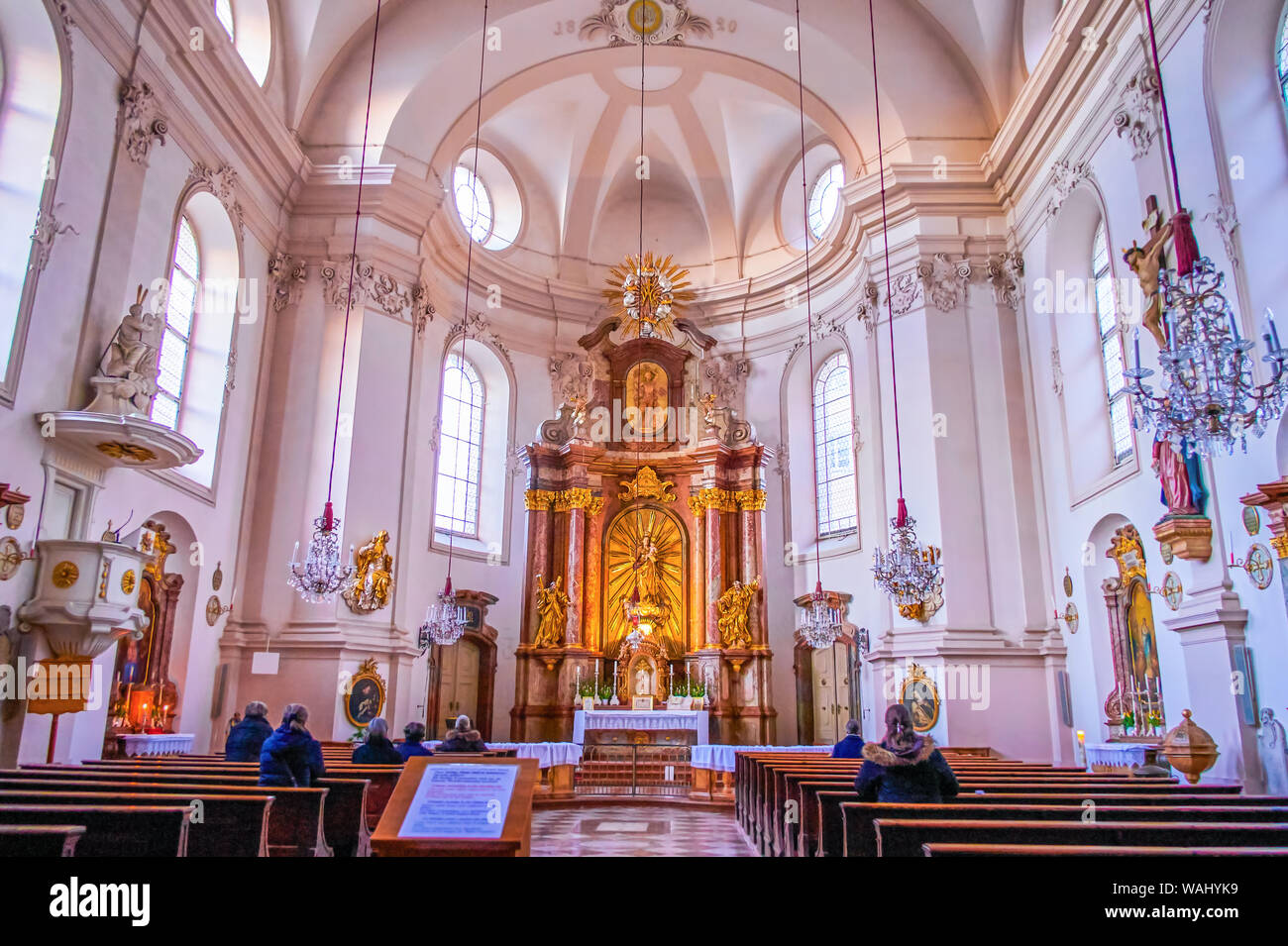 SALZBURG, Österreich - 27. FEBRUAR 2019: Das Innere der Sebastianskirche (St. Sebastian Kirche) mit Holz geschnitzte Altar und Gilden Skulpturen, auf Febr. Stockfoto