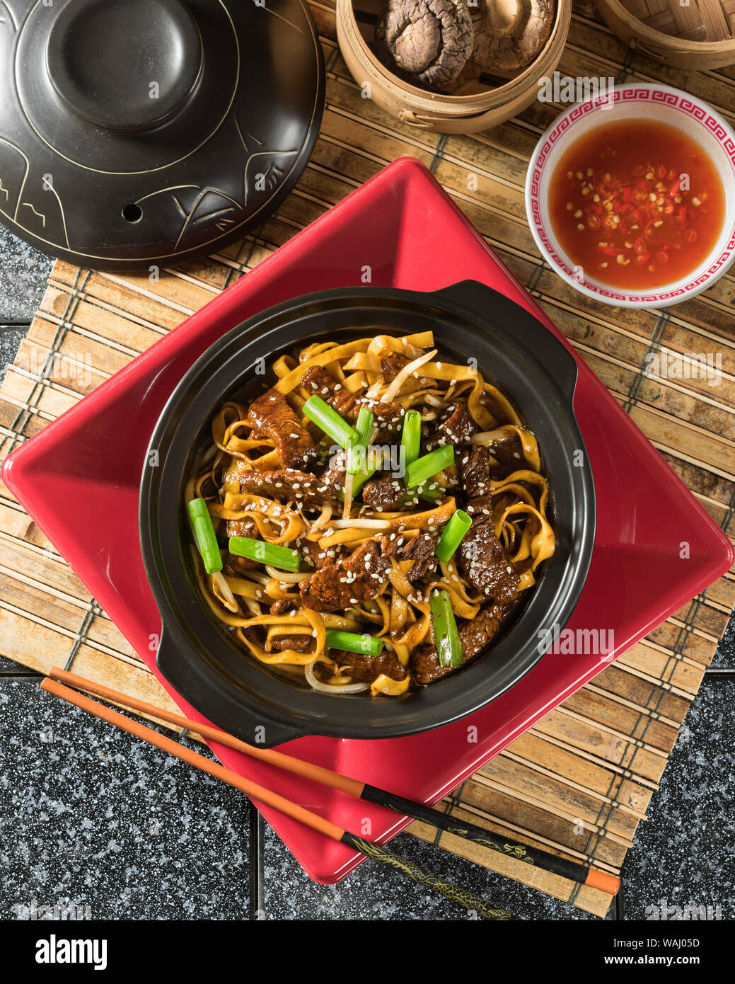 Beef chow Spaß. Kantonesische nudeln Rühren braten. Chinesisches Essen Stockfoto