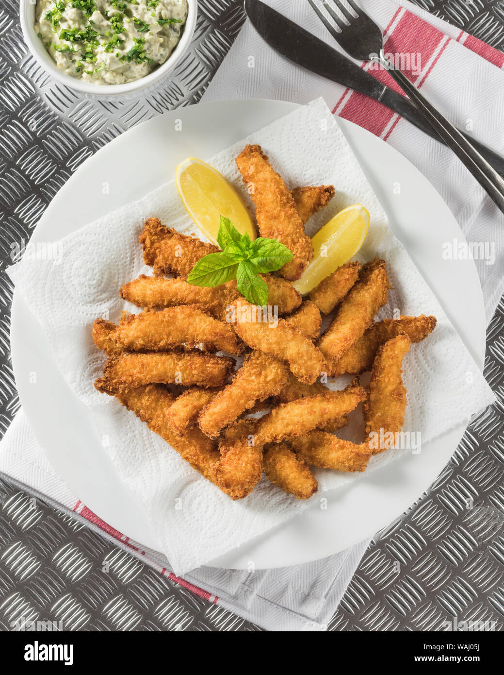 Fisch hühnerfiletstreifen mit Tartar Sauce Stockfoto