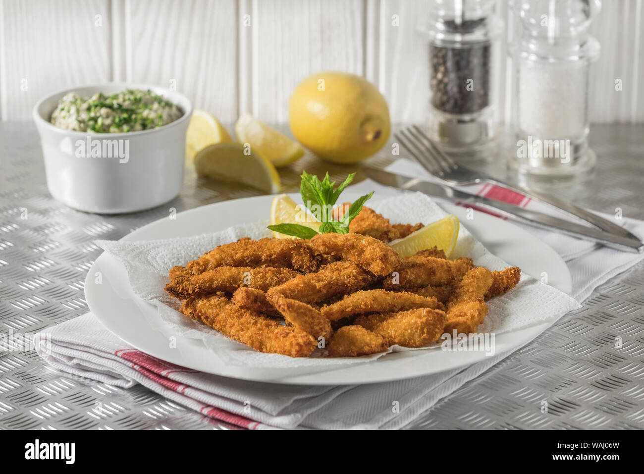 Fisch hühnerfiletstreifen mit Tartar Sauce Stockfoto