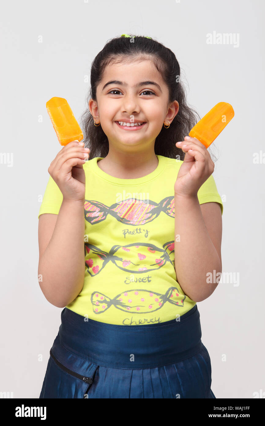 Mädchen ein Eis essen Stockfoto Mädchen ein Eis essen Stockfoto