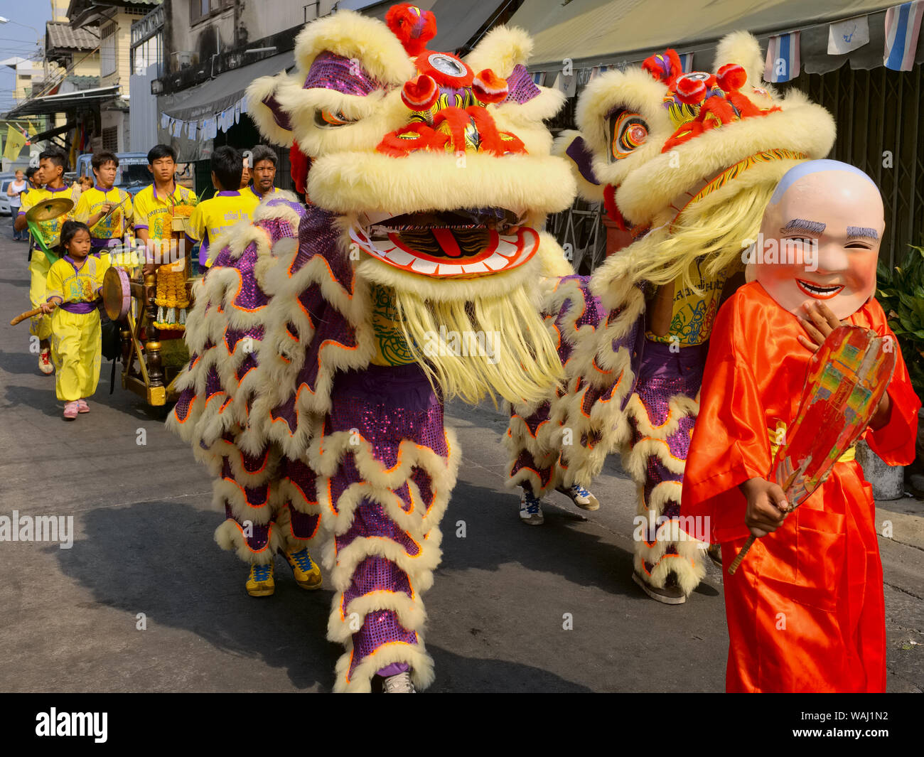 Eine Prozession der jungen Thai-Chinese dragon Tänzer und Musiker anlässlich eines chinesischen Urlaub in Bangkok, Thailand Stockfoto