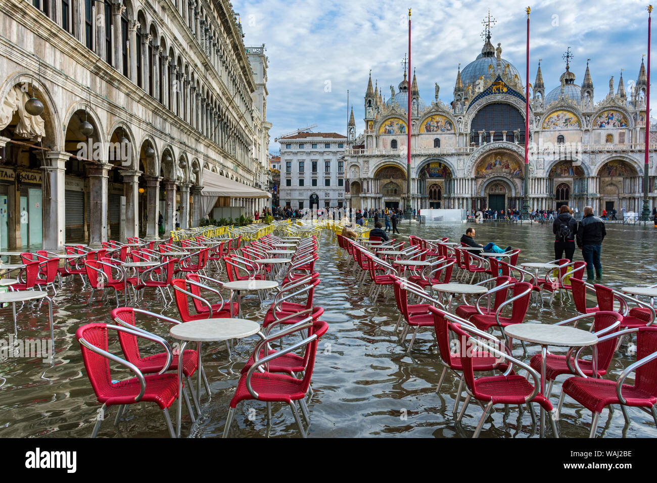 Tische und Stühle an der Procuratie Vecchie und der Basilica di San Marco, während der Acqua Alta (hohe Wasser) Fall, Markusplatz, Venedig, Italien Stockfoto