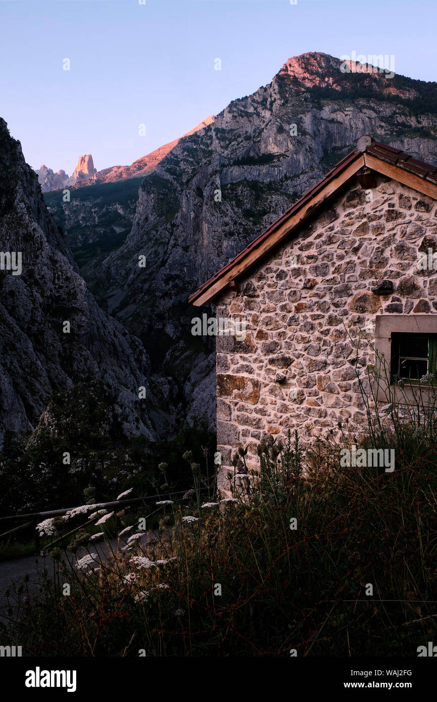 Ansichten auf einen Berg namens Naranjo de Bulnes in Camarmeña (Asturien - Spanien). Stockfoto