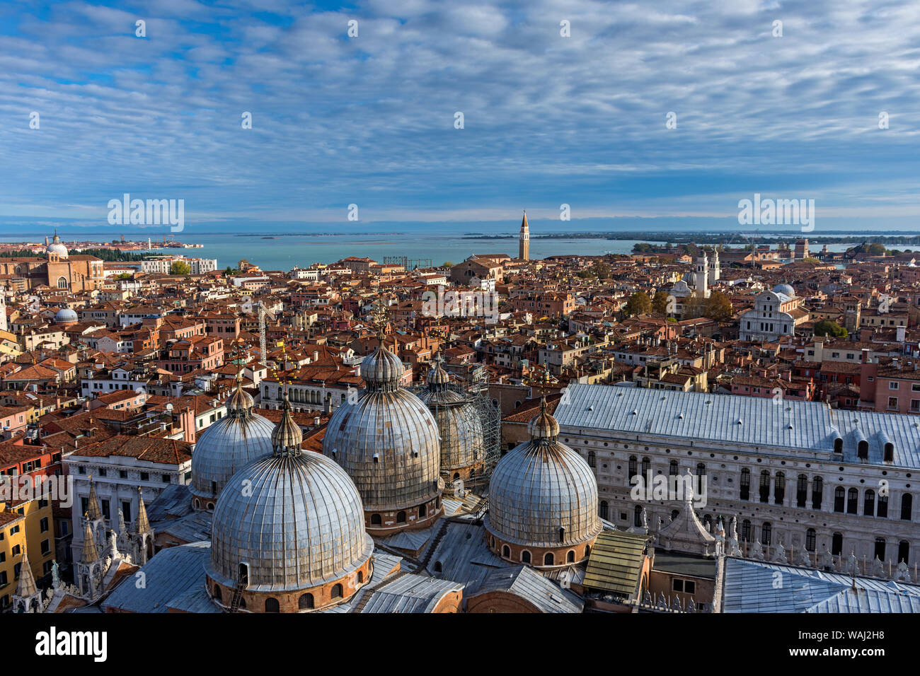 Blick auf Venedig über der Kuppel der Basilika di San Marco, vom Campanile di San Marco (Kirchturm), Saint Mark's Square, Venedig, Italien Stockfoto