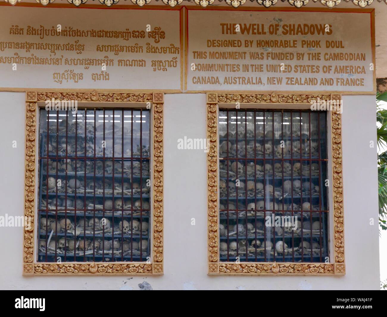 Die gut von Schatten, in Battambang, Kambodscha. Monument mit Knochen von expat Kambodschaner in Gedenken an die Opfer der Killing Fields finanziert Stockfoto