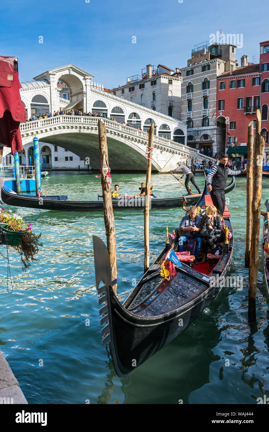 Die Rialtobrücke (Ponte di Rialto) über den Canal Grande, mit Gondeln im Vordergrund. Von der Riva del Vin, Venedig, Italien Stockfoto