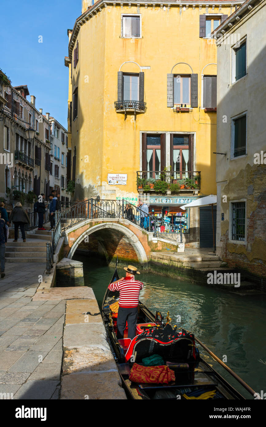 Eine Gondel auf dem Rio del Megio Kanal an der Ponte del Megio Brücke