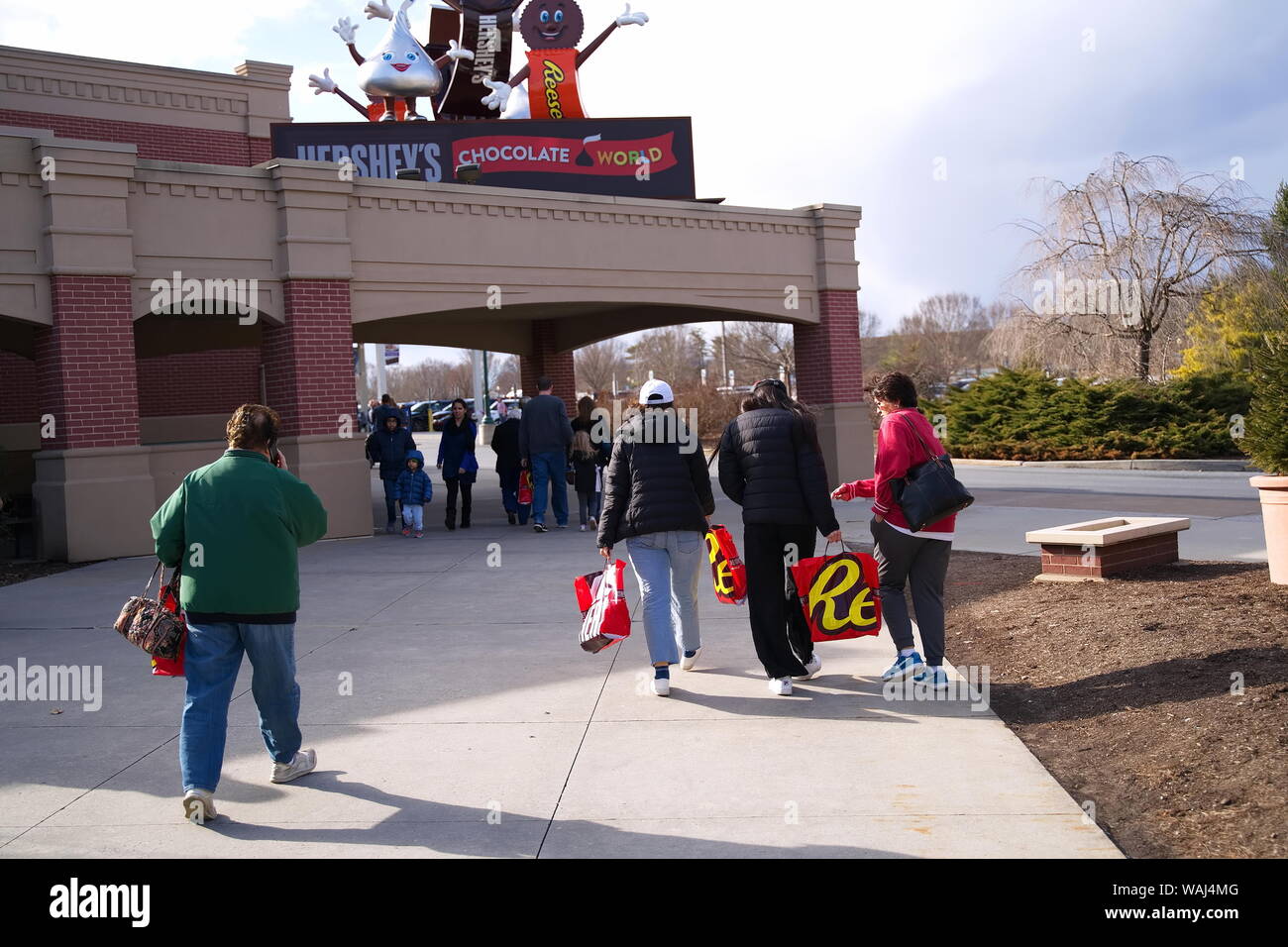 Hershey, PA USA. Mar 2019. Familie nach Hause mit Taschen von Süßigkeiten nach einem wunderschönen Tag an Schokolade weltweit. Stockfoto