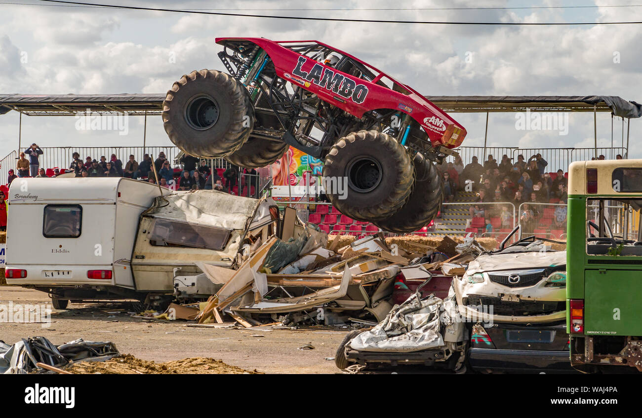 Der Lambo Monster Truck und immer in der Luft über ein Auto während einer Demonstration an einem Monster Truck Show Stapel Stockfoto