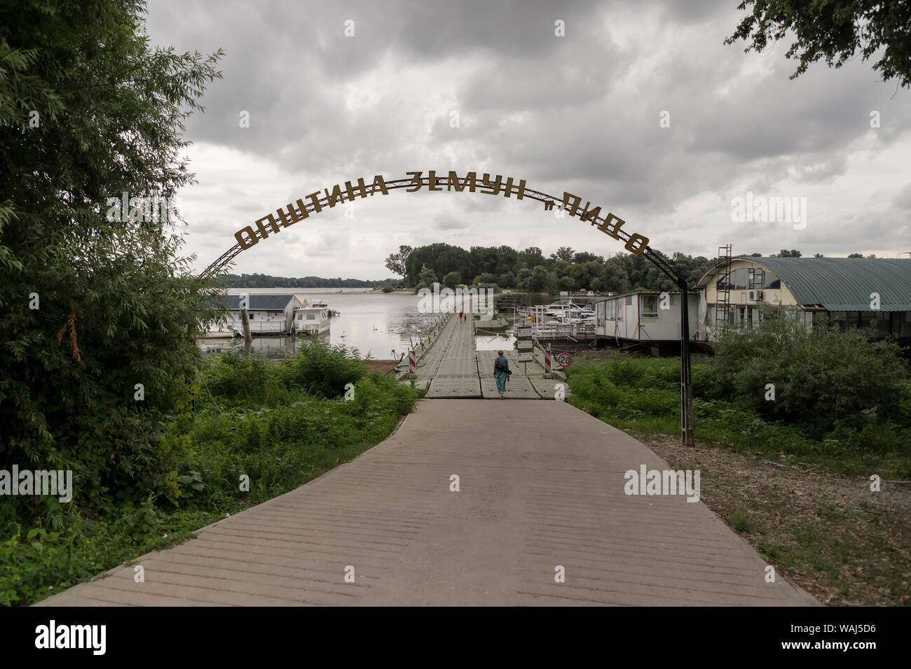 Zemun, Serbien - Ponton Fußgängerbrücke zum Großen Krieg Insel (Veliko ratno ostrvo) in der Donau Stockfoto