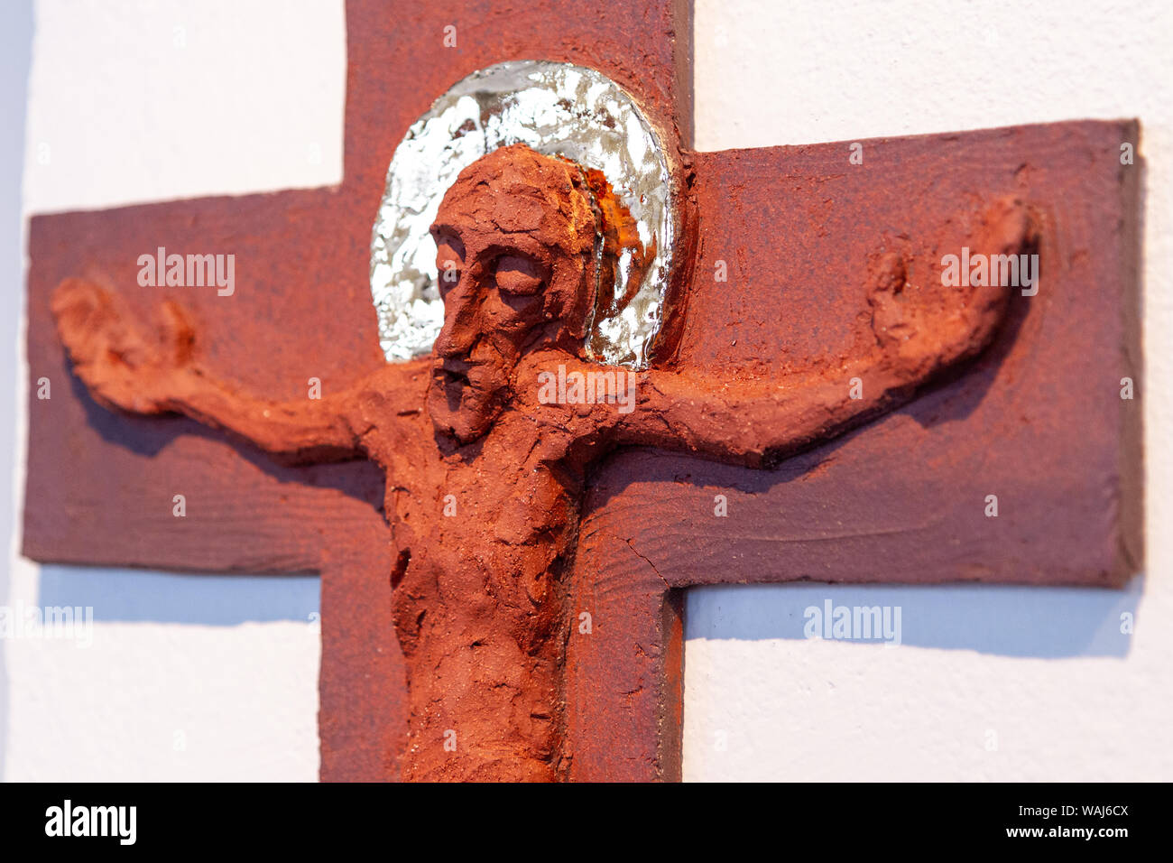 Ein relief Skulptur von Jesus Christus am Kreuz aus Modelliermasse von lubo Michalko. Im Quo Vadis katholische Haus angezeigt. Stockfoto