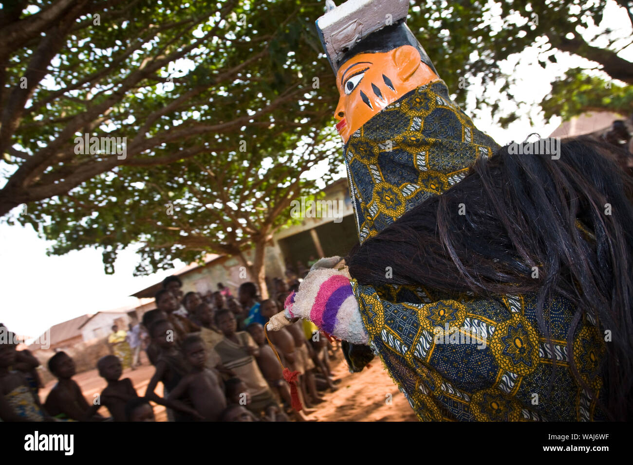 West-Afrika, Benin. Nahaufnahme der Gelede Maske Tänzerin Kostüm. Stockfoto
