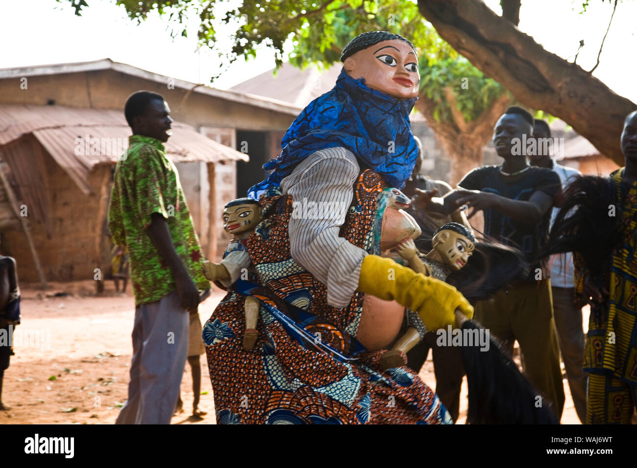 West-Afrika, Benin. Gelede Maske Tänzer führt Lektion Warnung gegen zu viele Kinder zu haben. Stockfoto