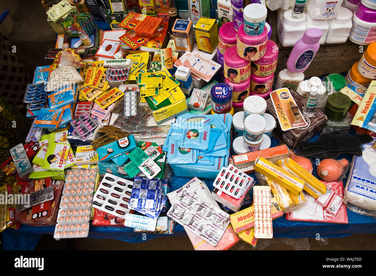 West-Afrika, Benin. Close-up Aufnahmen von unverpackten Medikamente und Beauty-Produkte im freien Markt verkauft werden. Stockfoto