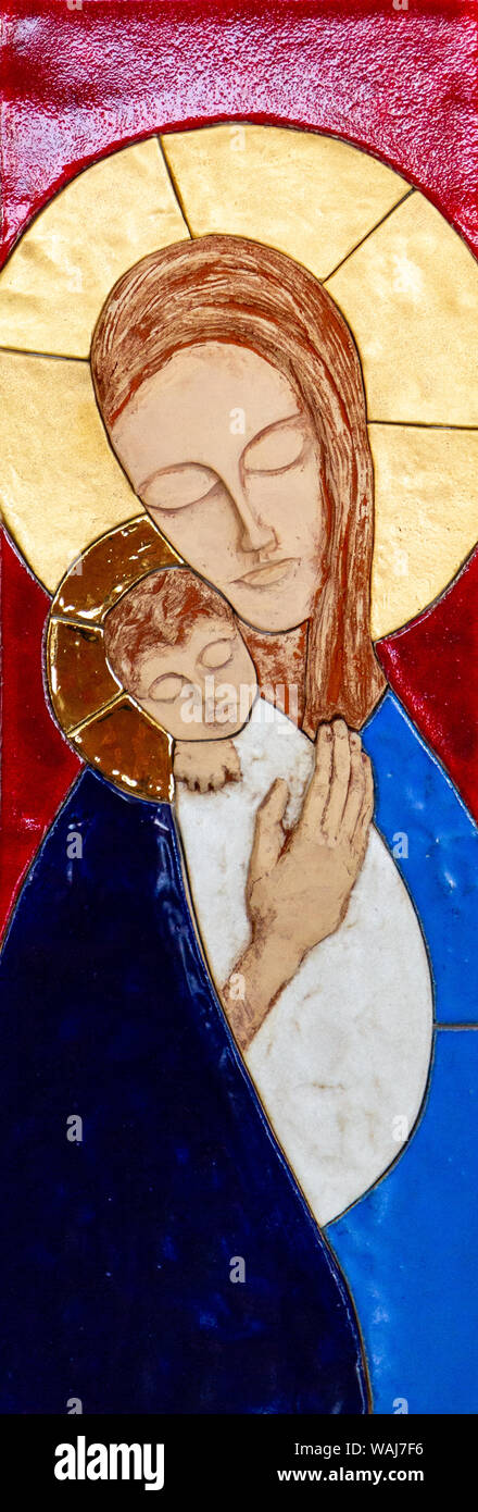 Ein relief Skulptur der Jungfrau Maria mit dem Jesuskind aus Modelliermasse von lubo Michalko. Im Quo Vadis katholische Haus angezeigt. Stockfoto
