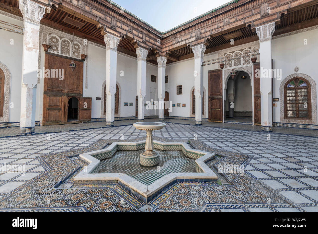 Afrika, Marokko, Fes. Gebäude Innenhof mit Brunnen. Kredit als: Bill Young/Jaynes Galerie/DanitaDelimont.com Stockfoto