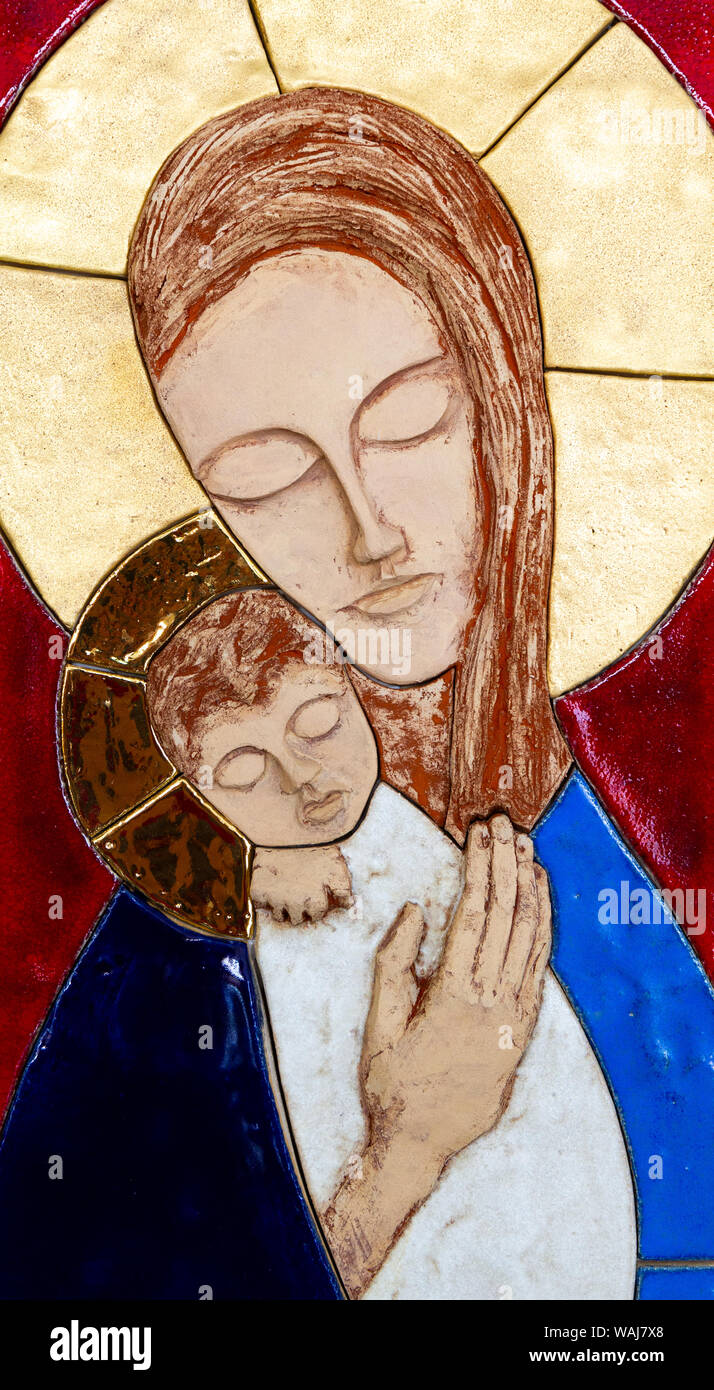 Ein relief Skulptur der Jungfrau Maria mit dem Jesuskind aus Modelliermasse von lubo Michalko. Im Quo Vadis katholische Haus angezeigt. Stockfoto