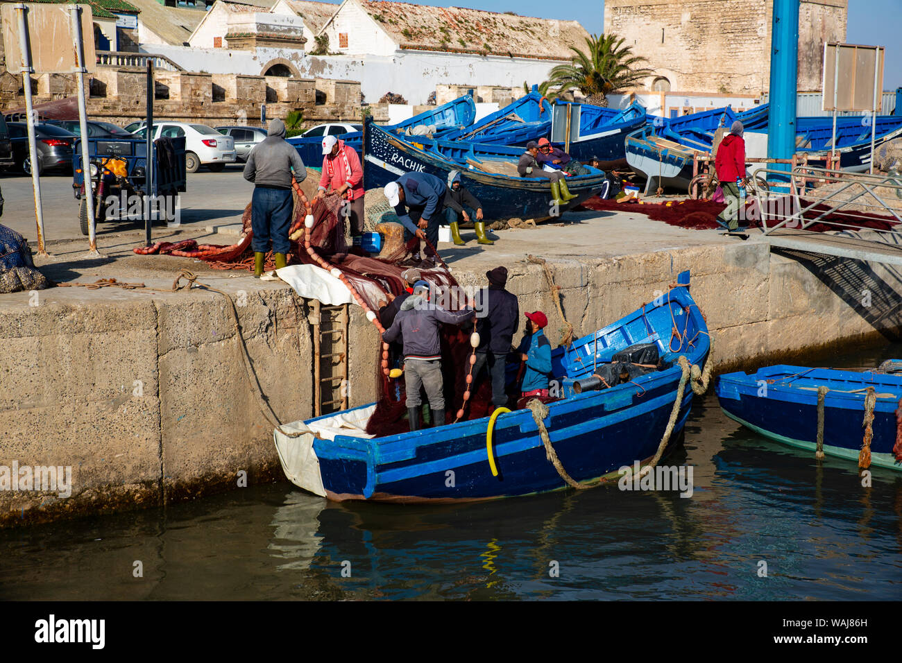 Essaouira, Marokko. Fischer Hebetechnik Netze in die Boote aus Holz Stockfoto