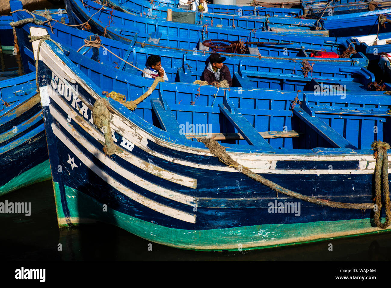 Essaouira, Marokko. Fischer im Boot. Stockfoto