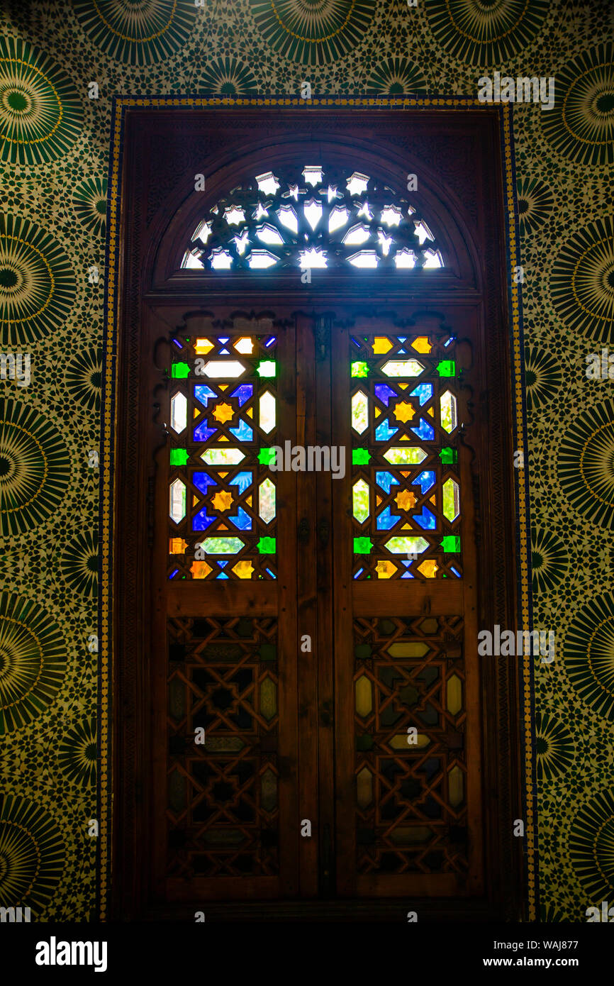 Marrakesch, Marokko. Marokkanische Glasmalereien in hölzernen Tür Stockfoto