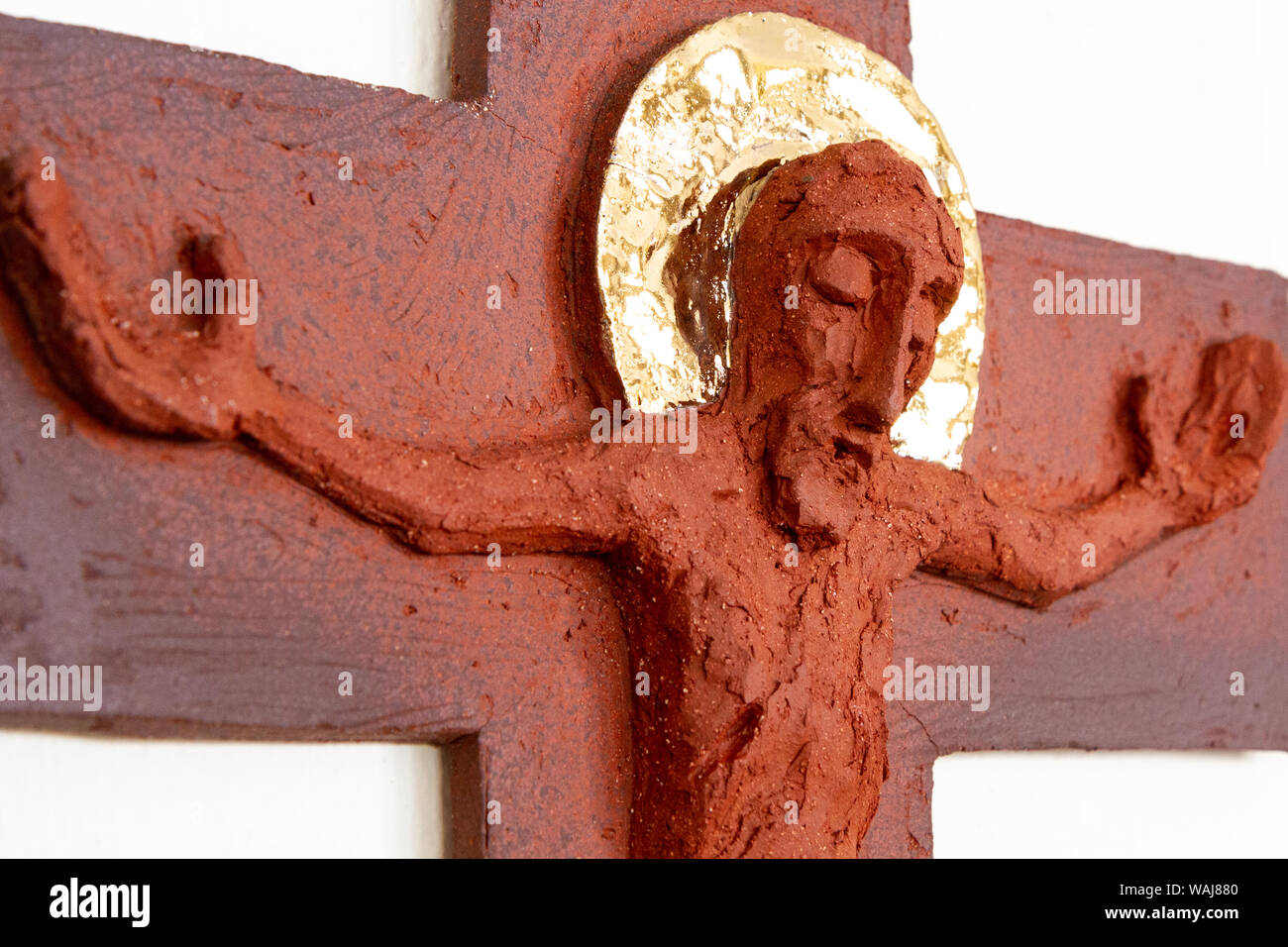 Ein relief Skulptur von Jesus Christus am Kreuz aus Modelliermasse von lubo Michalko. Im Quo Vadis katholische Haus angezeigt. Stockfoto