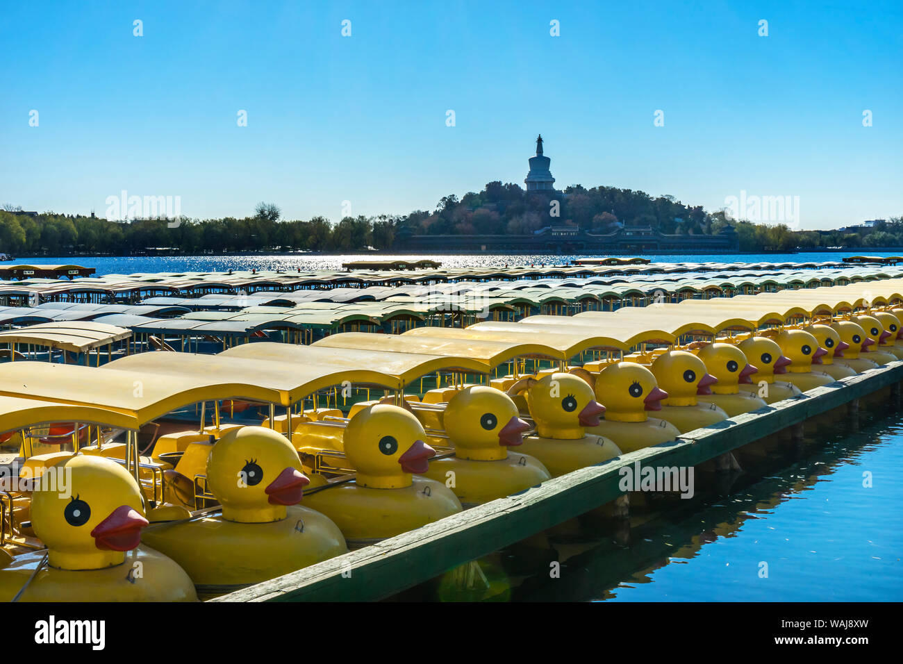 Buddhistische Stupa, Ente boote See, Beihaisee, Jade Blumeninsel, Peking, China. Beihai Park wurde im Jahr 1000 erstellt. Stockfoto